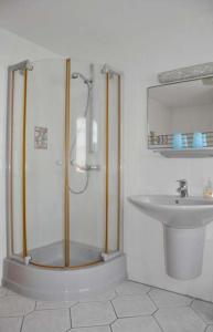 a bathroom with a shower and a sink at Captain´s Suite in Gollendorf – mit Kaminofen in Gollendorf