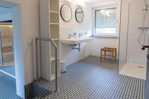 een badkamer met een wastafel en een spiegel bij Freistehendes Landhaus Paco mit 2100qm eingezäuntes Grundstück, Kamin, Sauna und besuchen Sie die Alpakazucht in der Nachbarschaft in Blaufelden