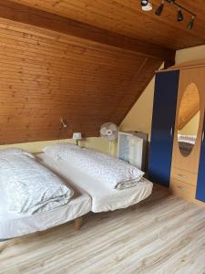 מיטה או מיטות בחדר ב-Maison de 7 chambres avec balcon amenage et wifi a Rorschwihr