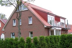 a red brick house with a red roof at Packhaus Norderney in Norderney