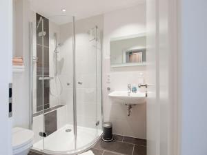 La salle de bains est pourvue d'une douche, de toilettes et d'un lavabo. dans l'établissement Inselbrise, à Norderney