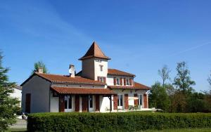 een groot huis met een toren erop bij Maison de 4 chambres avec vue sur la ville jacuzzi et jardin clos a Castelnau Montratier in Castelnau-de-Montratier