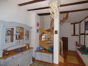 Habitación infantil con escalera y escalera en Ferienhaus Old Winery, en Briedel