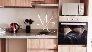 una cucina con forno a microonde e bancone di MC SUITE Centro - Edificio Coliving ad Antofagasta