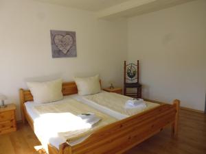 a bedroom with a bed with two towels on it at Mosel Ferienhaus Zell in Zell an der Mosel