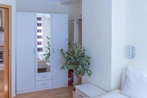 ein Wohnzimmer mit einem weißen Sofa und einem Spiegel in der Unterkunft Ferienwohnung 3 Am Petersberg in Neef