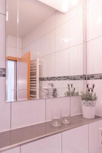 eine weiße Küche mit zwei Gläsern auf der Theke in der Unterkunft Ferienwohnung 3 Am Petersberg in Neef