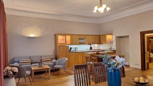 Η κουζίνα ή μικρή κουζίνα στο Stadtpalais Romantik-Suite 3 Zimmer maximal 6 Personen +93 φωτογραφίες