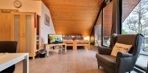 a living room with a couch and a tv at Appartement Seeve in Glüsingerlohe