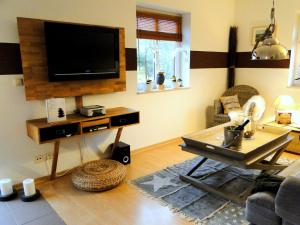 TV a/nebo společenská místnost v ubytování Apartments Kirsebek