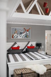 GrödersbyにあるFerienhaus Kleiner Onkelのベッドルーム(赤い枕の大きな白いベッド付)