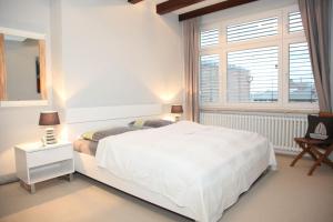 - une chambre avec un lit blanc et une fenêtre dans l'établissement Seestern, à Kappeln