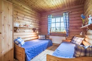 a bedroom with two beds in a log cabin at Mein Blockhaus in Hasselberg