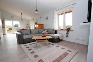 ein Wohnzimmer mit Sofa und Tisch in der Unterkunft Aschenputtel in Brarupholz