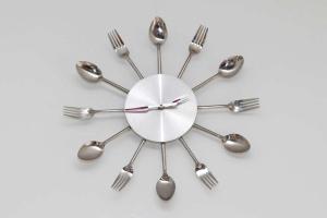 eine Uhr aus Gabeln und Löffeln in der Unterkunft Aschenputtel in Brarupholz