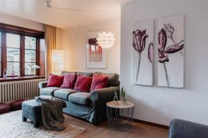 a living room with a couch and a table at Altes Kapitänshaus in Arnis