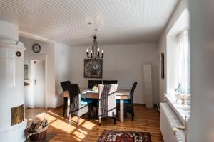 a dining room with a table and chairs at Altes Kapitänshaus in Arnis