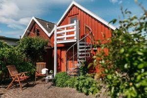 ein rotes Haus mit einer Treppe, die hinauf führt. in der Unterkunft Altes Kapitänshaus in Arnis