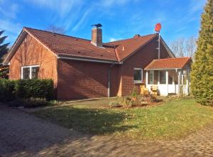 a brick house with a red balloon in the yard at Schleiglanz in Ulsnis