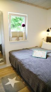 un dormitorio con una cama y una ventana en Schmidt's Huus, en Damp