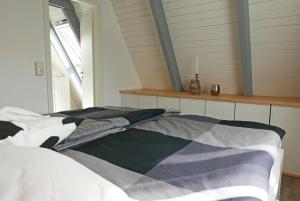 1 cama en una habitación con ventana en Zum Kuhfleck en Damp
