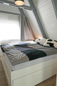 a bed with a cow on it in a bedroom at Zum Kuhfleck in Damp