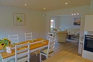 a kitchen and living room with a table and chairs at Mee(h)r in Hasselberg