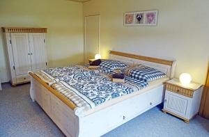 a bedroom with a large bed with two night stands at Mee(h)r in Hasselberg