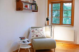 a living room with a chair and a table at Schöne von Angeln in Saustrup