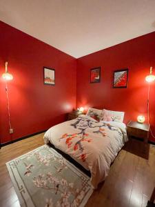 um quarto com paredes vermelhas, uma cama e um tapete em Lu Yao Inn OP em Calgary