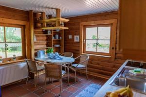 eine Küche mit einem Tisch und Stühlen im Zimmer in der Unterkunft Ferienhaus Dat smuke Swedenhuus in Kappeln