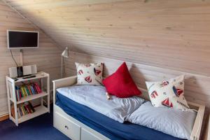 ein Schlafzimmer mit einem Bett mit Kissen darauf in der Unterkunft Ferienhaus Dat smuke Swedenhuus in Kappeln