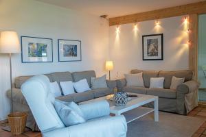 Ruang duduk di Ferienwohnung Lieschenhüs mit Schleiblick