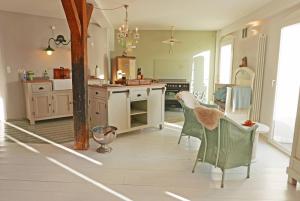 a kitchen with two chairs and a table in it at Hafenheimat in Kappeln