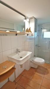 uma casa de banho com um lavatório e um WC em Geel Hus em Brodersby