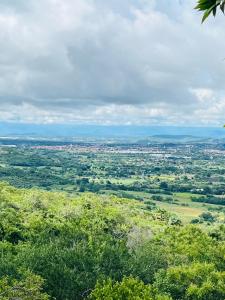 uitzicht op een stad vanaf de top van een heuvel bij Casa en Residencial San Gaspar in Jiutepec