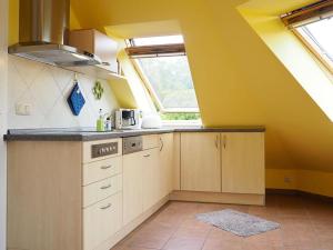 プレローにあるHaus am Brunnen Apartment 50の黄色の壁の小さなキッチン、窓