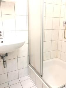 La salle de bains est pourvue d'une douche et d'un lavabo. dans l'établissement Quiet beautiful apartment, à Tuttlingen