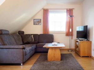 ein Wohnzimmer mit einem Sofa und einem Tisch in der Unterkunft Apartments Haus an der Stems 30 & 31 in Prerow