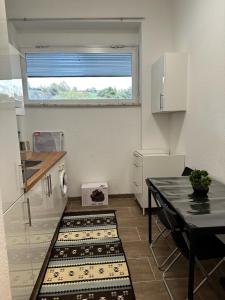 uma pequena cozinha com uma mesa e uma janela em Wohnung alleinige Nutzung 40m² 4 Schlafplätze Wiesbaden em Wiesbaden
