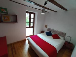 ein Schlafzimmer mit einem großen Bett in einem Zimmer mit einem Fenster in der Unterkunft Apartamento centro Benasque in Benasque