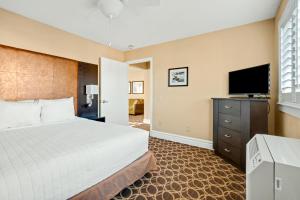 TV a/nebo společenská místnost v ubytování Marin Suites Hotel