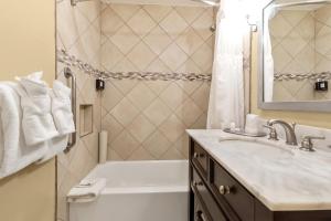 Koupelna v ubytování Marin Suites Hotel