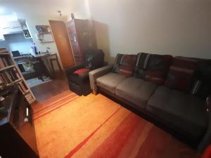 een woonkamer met een bank en een tafel bij Arriendo en centro de Viña in Viña del Mar