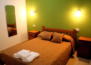 1 dormitorio con 1 cama con 2 toallas en Balcones del Pilar en Colón