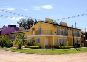una casa amarilla al lado de una carretera en Balcones del Pilar en Colón