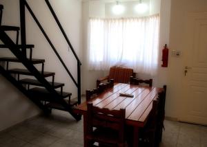科隆Balcones del Pilar的客房设有带椅子的木桌和楼梯。 更多8张照片