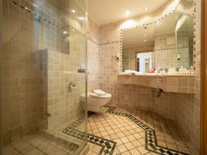 uma casa de banho com um WC e uma cabina de duche em vidro. em Ferienwohnung 560 in der Villa Gudrun em Binz