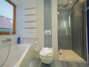 ein Badezimmer mit Dusche, Toilette und Waschbecken in der Unterkunft Ferienhaus Marie in Binz