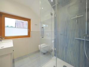 ein Badezimmer mit Toilette und Glasdusche in der Unterkunft Ferienhaus Marie in Binz + 13 Fotos